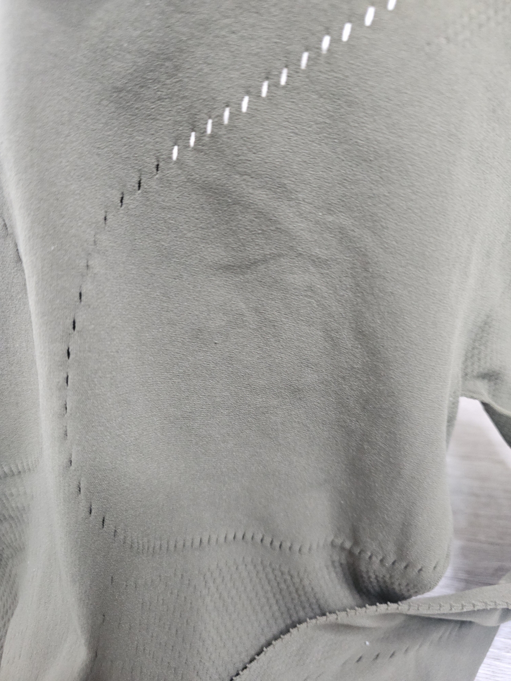 ​Fabletics Olive Green Seamless Cutout Long Sleeve Active Crop Top (No Size Tag) - Picture 9 of 10